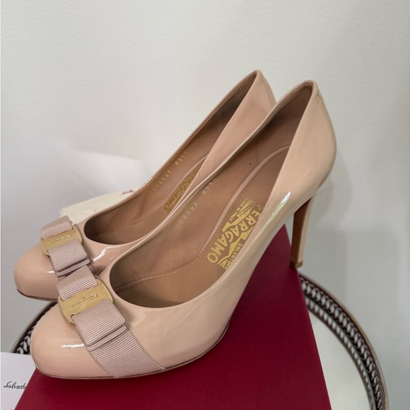 FERRAGAMO VARA BOW PATENT PUMP - Picture 8 of 10